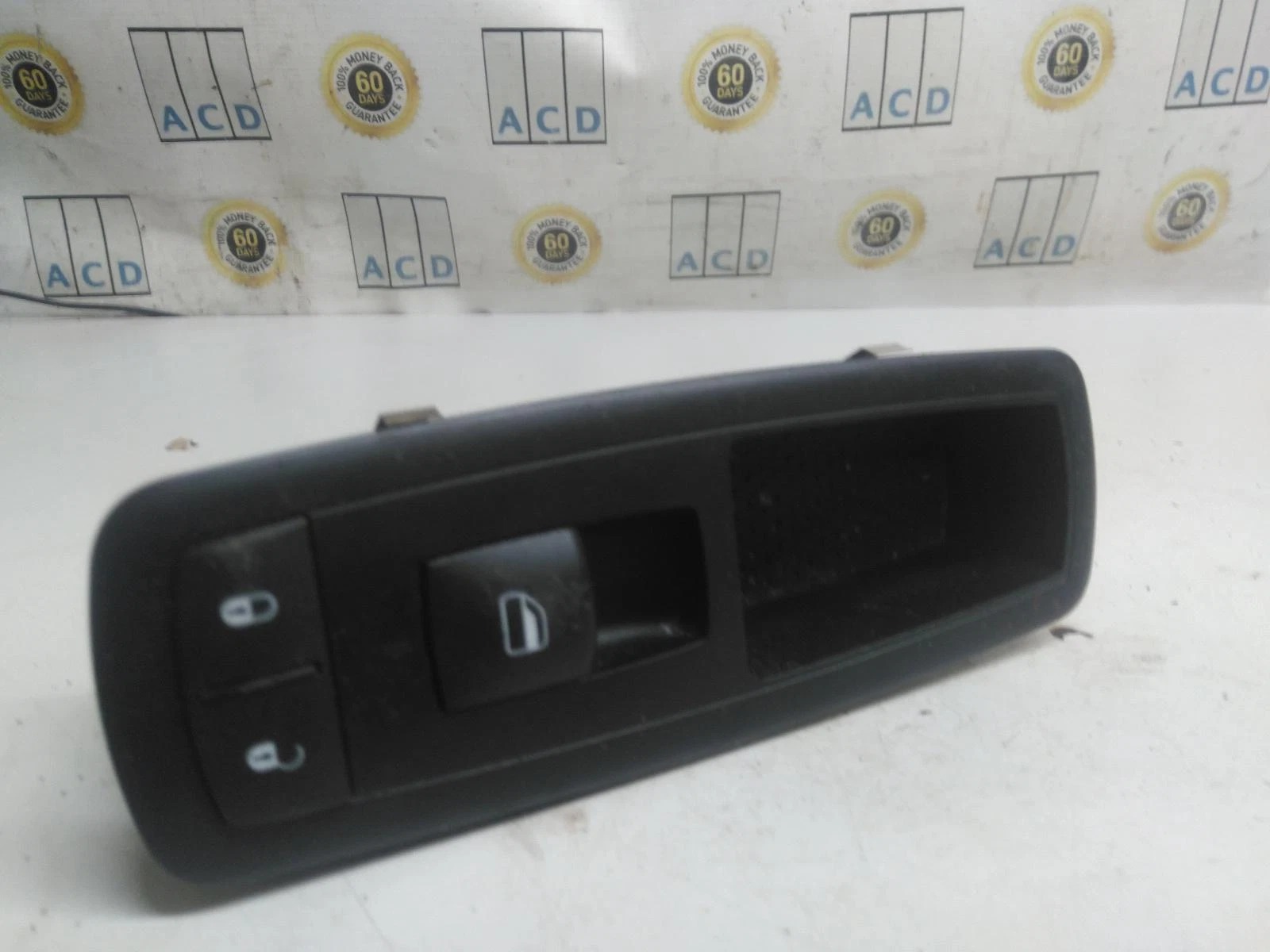 CHRYSLER GRAND VOYAGER Electric Window Switch Left Front - Image 2