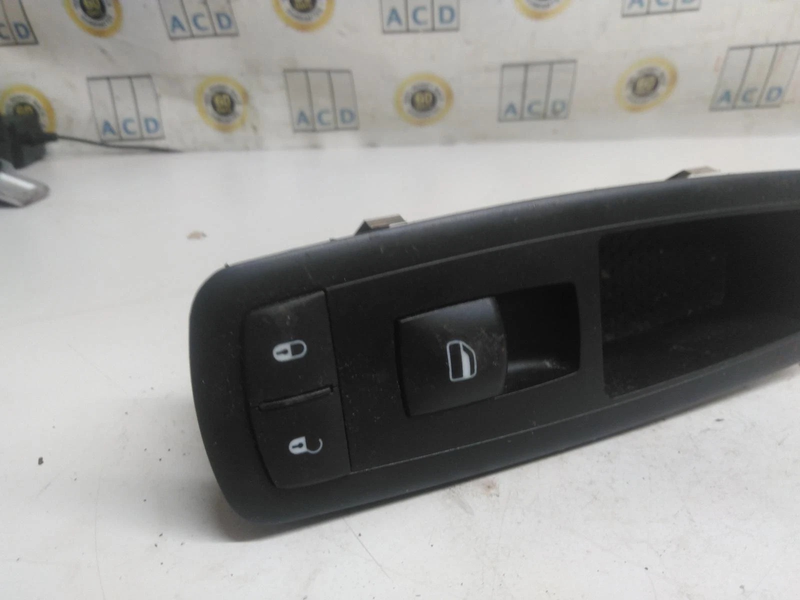 CHRYSLER GRAND VOYAGER Electric Window Switch Left Front - Image 6